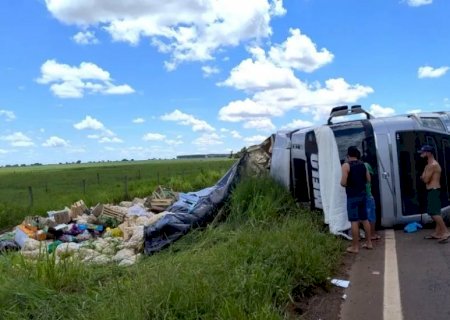 Carreta tombar na MS-040, em Santa Rita do Pardo e mulher fica ferida, marido e filha saíram ilesos
