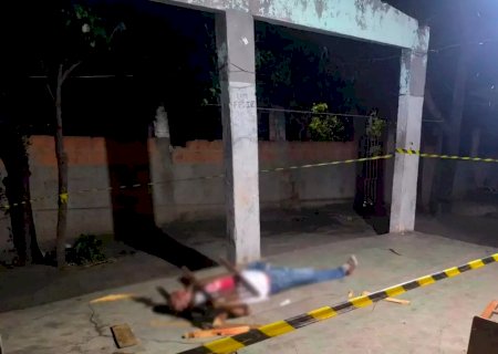 Vizinhos escutam disparos e encontram homem morto em varanda de residência