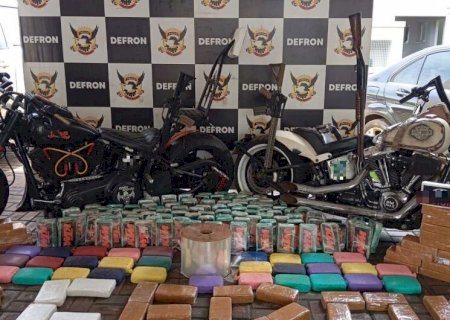 Polícia descobre esconderijo do tráfico, apreende fuzis e prende três da mesma família em MS
