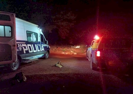 Traficante fura barreira policial, capota caminhonete e morre na MS-156