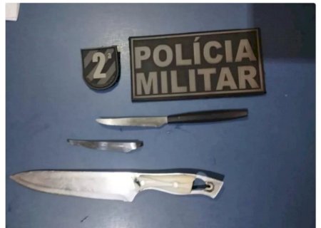 Após briga mulher tentar esfaquear o companheiro