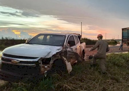 Caminhonete na contramão provoca acidente no trevo na MS-395