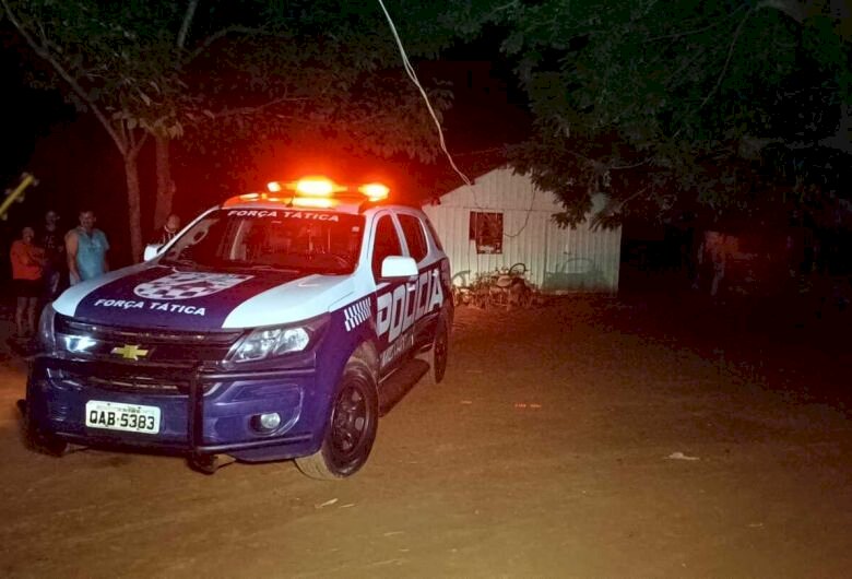 Homem alega ser ameaçado em discussão, busca faca e mata rival