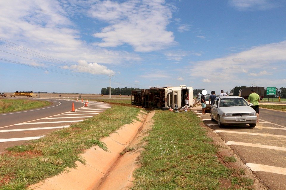 Carreta carregada com óleo vegetal tomba no Rodoanel da MS 306