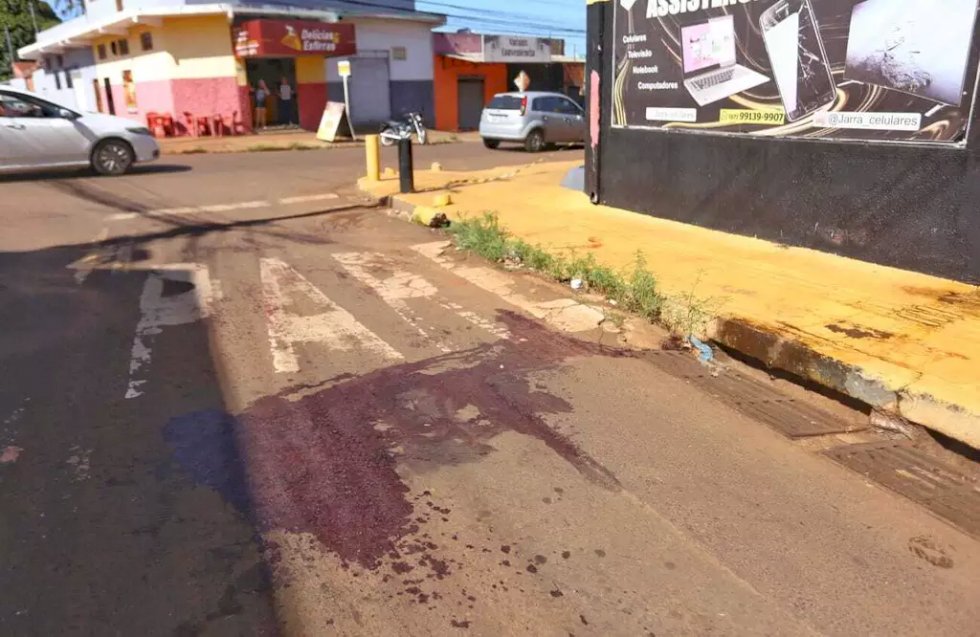 Homem é assassinado a facadas e desespero de filho
