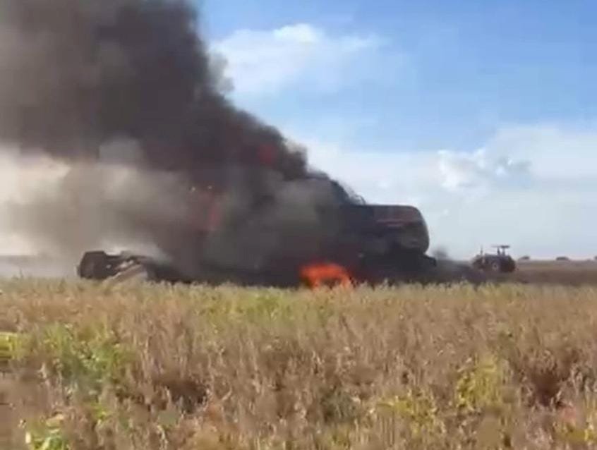 Anaurilândia: Colheitadeira pega fogo durante colheita de soja