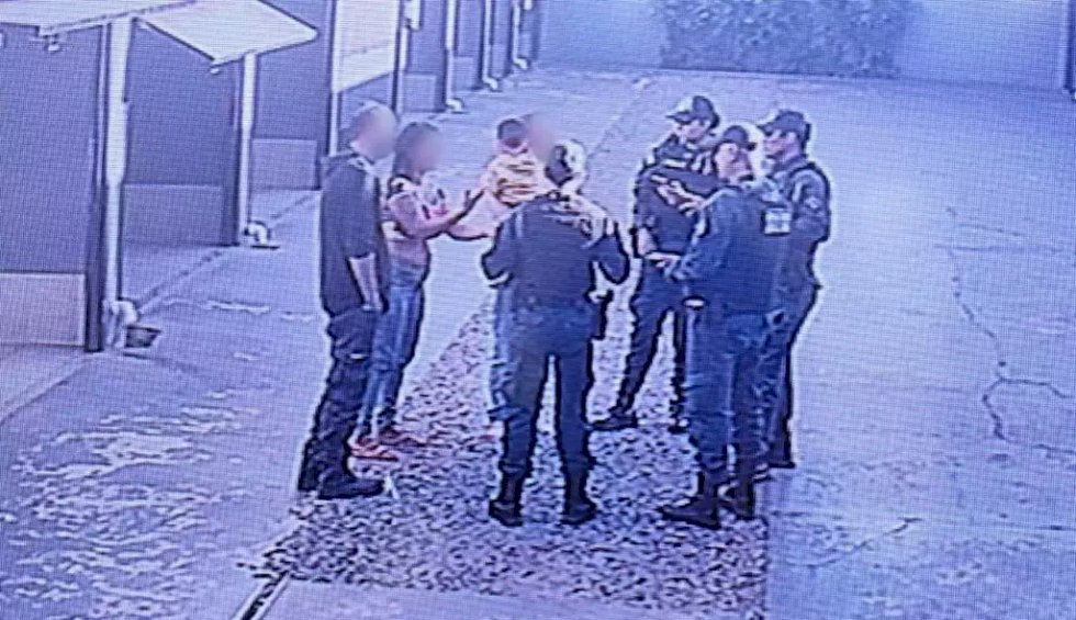 Criança é encontrada em quarto de motel com a mãe e dois homens