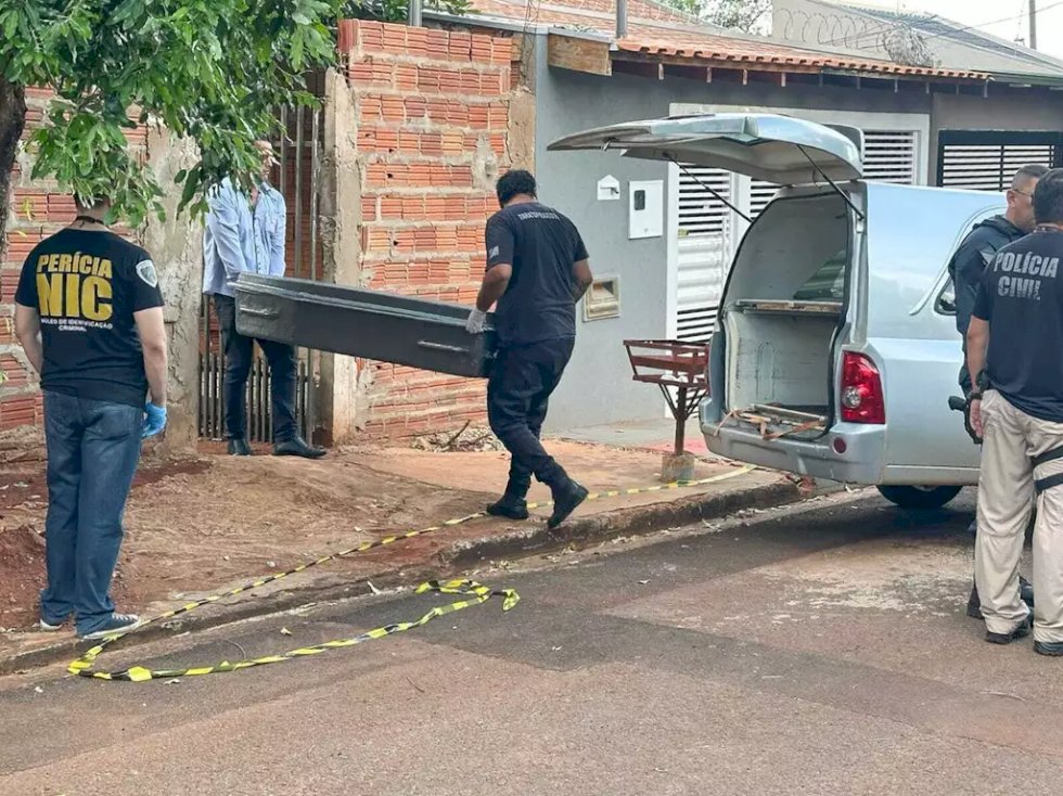Mulher é presa suspeita de matar companheiro com facada no pescoço