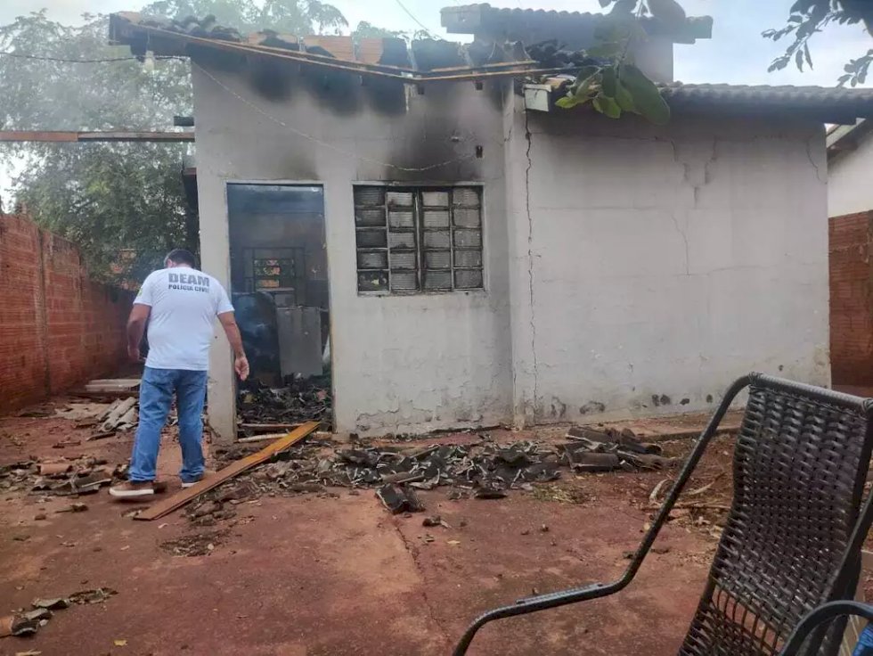 Após briga, homem ateia fogo em casa com mulher dentro; Ela escapa pela janela