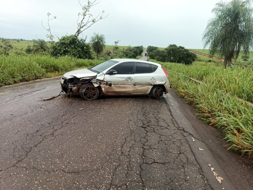 Ivinhema- Motorista perde controle da direção após veículo aquaplanar e colide em guard rail na BR 376