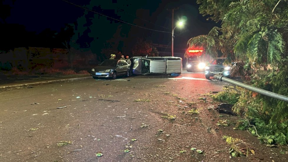 Motorista bêbado bate em 4 veículos, uma árvore, um poste e tomba caminhonete