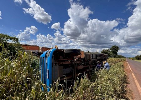 Carreta carregada com soja tomba entre Batayporã e Anaurilândia