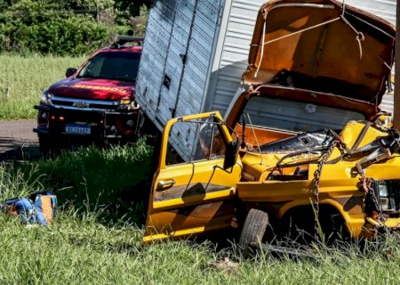 Motorista fica preso nas ferragens após bater em poste