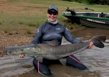 Empresária pesca pintando de 55 kg em rio