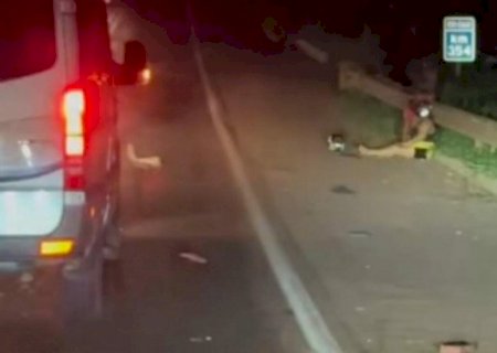 Motorista foge após atingir moto e deixar casal em estado grave