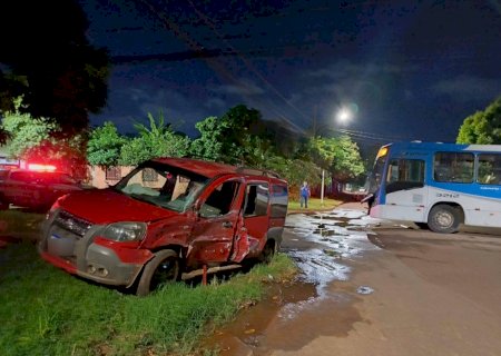 Van clandestina avança pare e crianças ficam feridas em acidente com ônibus