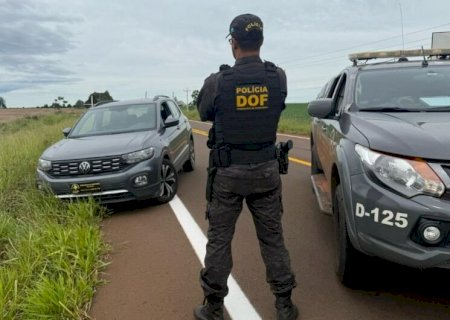 Dois jovens são presos com carro furtado durante abordagem em rodovia