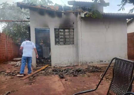 Após briga, homem ateia fogo em casa com mulher dentro; Ela escapa pela janela