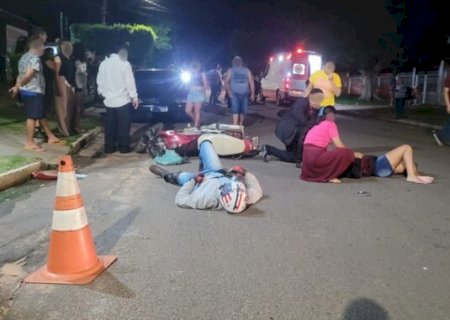 Acidente entre duas motos e carro deixa três feridos