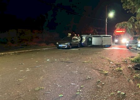 Motorista bêbado bate em 4 veículos, uma árvore, um poste e tomba caminhonete