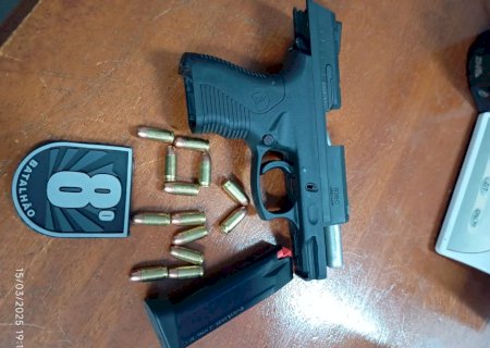 Polícia Militar prende homem de 53 anos por porte ilegal de arma de fogo após disparo em campo de futebol