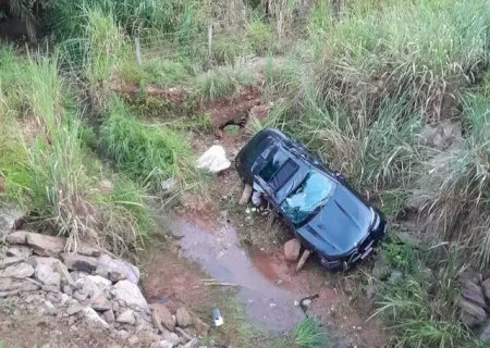 Mulher morre após BMW aquaplanar e cair em córrego
