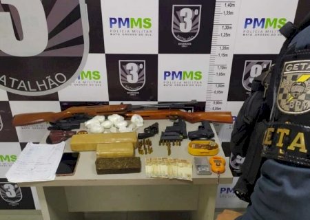 Polícia encontra drogas, armamento e prende homem em obra que servia como depósito de entorpecentes