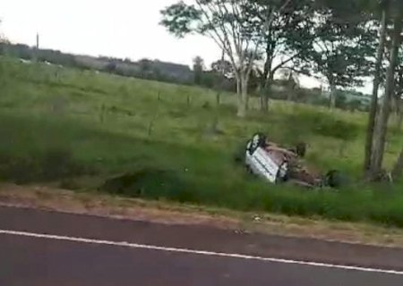Caminhoneiro flagra veículo desgovernado em alta velocidade e registra capotamento na BR-376