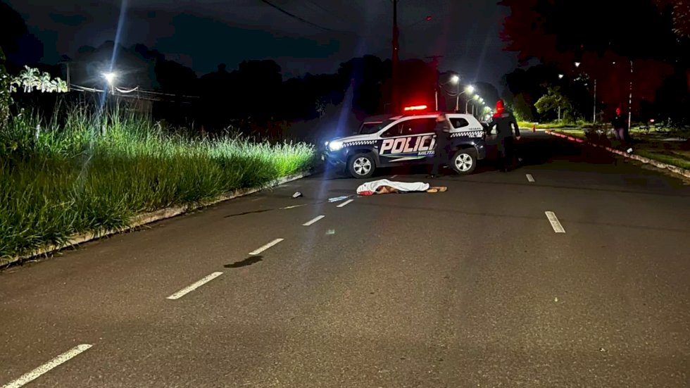 Motociclista morre após bater em meio-fio e ser lançado a 27 metros em acidente