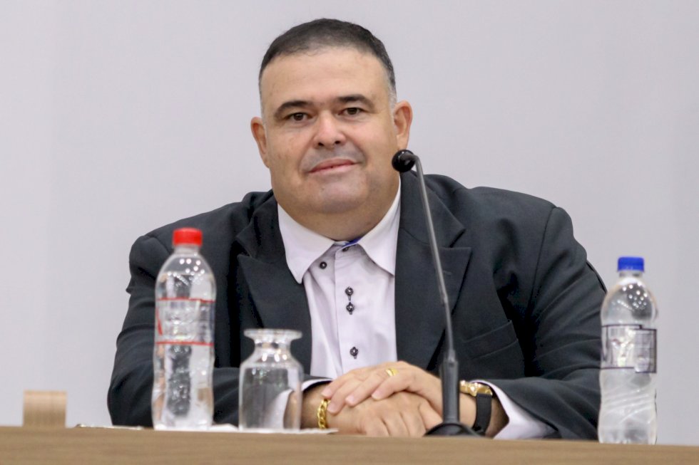 Professor Erlon faz três indicações pedindo construção de parque público, reparo em trecho de asfalto e providencias para resolver problema de drenagem pluvial