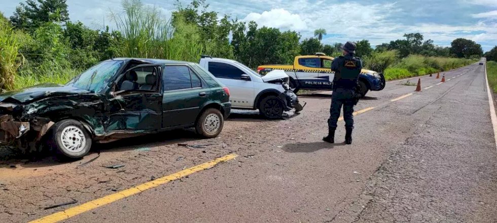 Motorista perde controle ao passar por buraco e bate de frente com picape