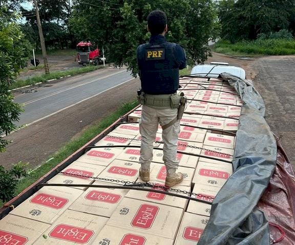 Ivinhema - PRF apreende 400 mil maços de cigarros