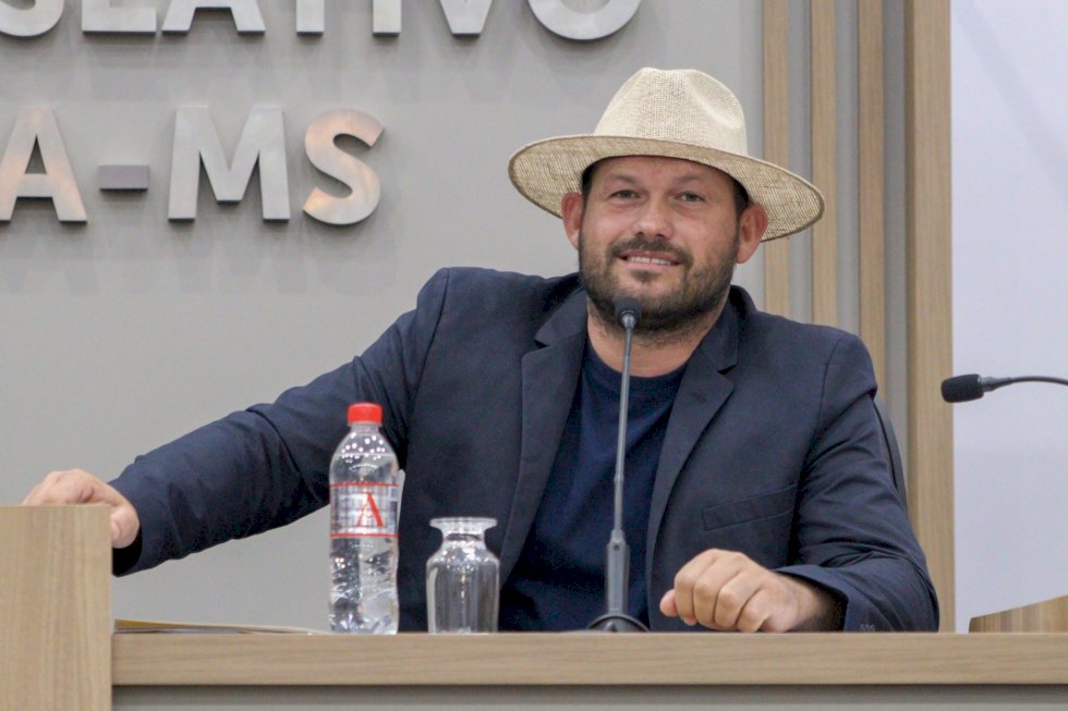 Eder Chicó pede banheiro em praça, redução de cobrança da hora máquina e patrolamento em estradas rurais