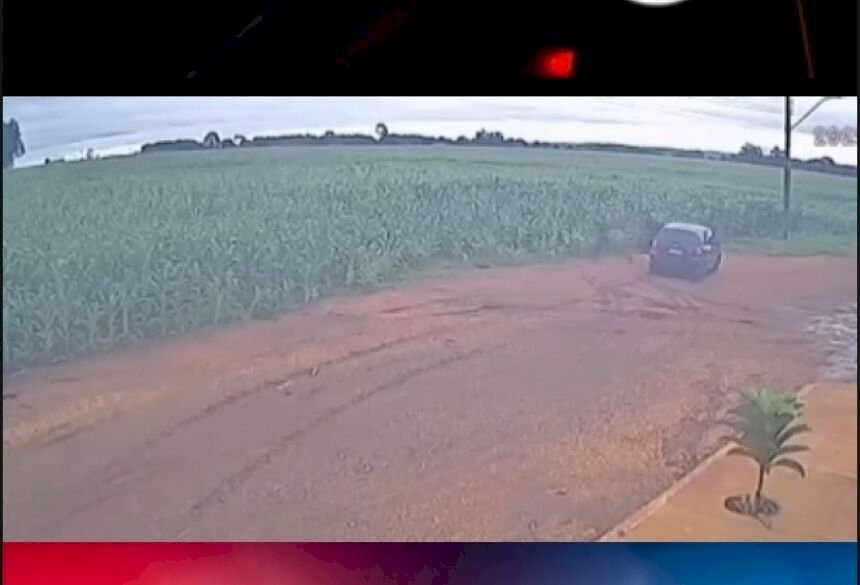 Carro fura bloqueio da polícia, na tentativa fuga suspeito foge pelo milharal