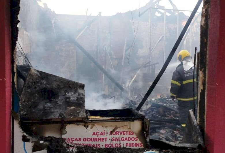 Incêndio deixa comércios destruídos na região central de Itaporã
