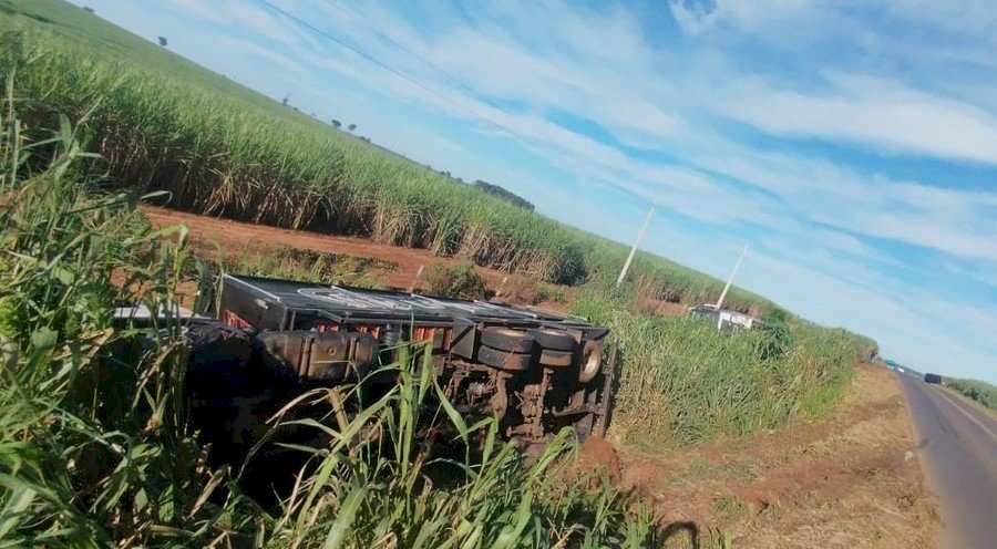 Batayporã: carretas tombam após desviar de caminhão com container parado na pista