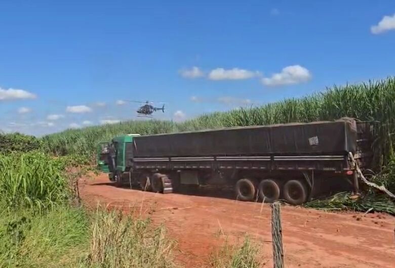 Motorista foge de abordagem e abandona carreta carregada de cigarros em canavial