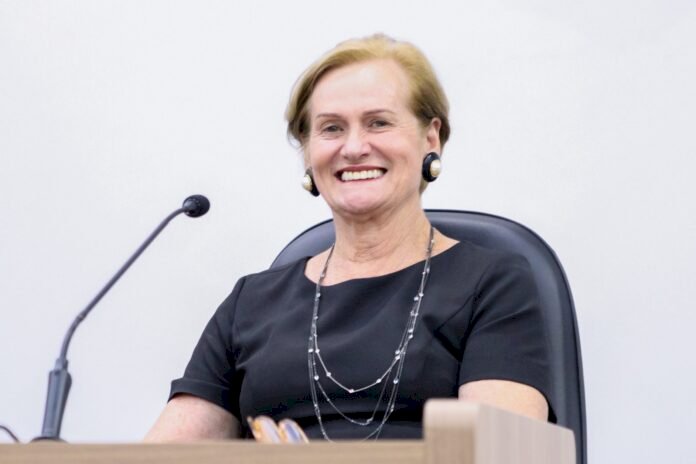 Professora Denir pede reforma do ‘Feirão Municipal’