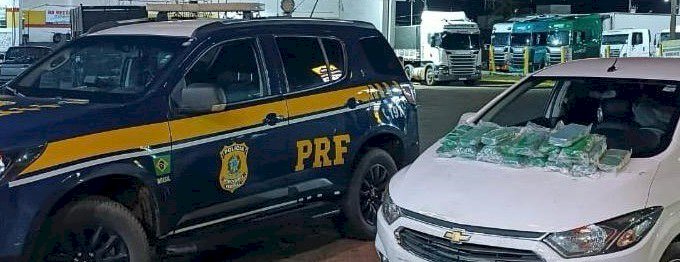 PRF apreende maconha, cocaína e recupera veículo