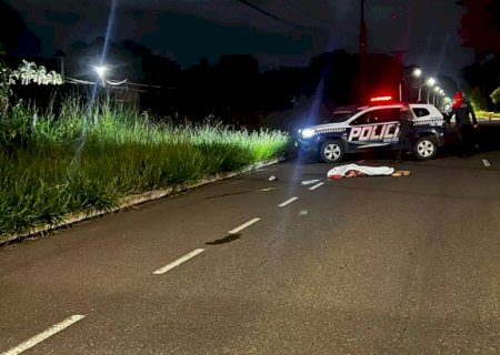Motociclista morre após bater em meio-fio e ser lançado a 27 metros em acidente