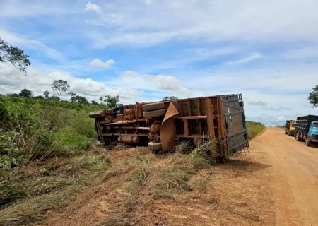 Caminhão dirigido por adolescente tomba na MS-142 e deixa uma pessoa morta e outra ferida,