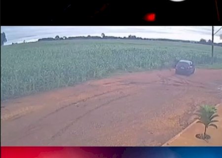 Carro fura bloqueio da polícia, na tentativa fuga suspeito foge pelo milharal