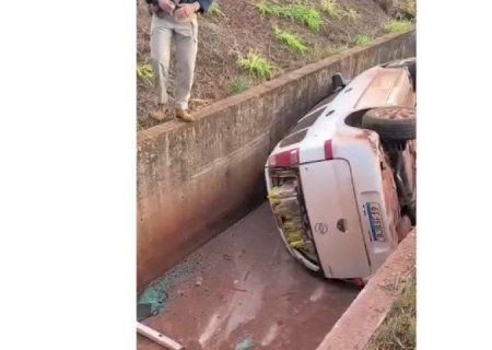 Carro carregado com contrabando cai em valeta na BR-163 e motorista foge