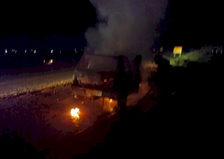 Ivinhema - Veículo é destruído pelo fogo na MS -141 próximo ao Rio Piraveve