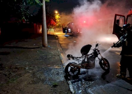 Marido é suspeito de incendiar a moto da própria esposa