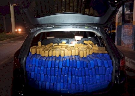 Ivinhema - PRF apreende 976 Kg de maconha e recupera veículo