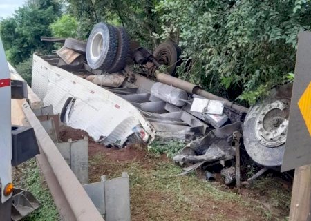 Caminhoneiro perde o controle, tomba veículo e morre ao cair em rio na BR-163
