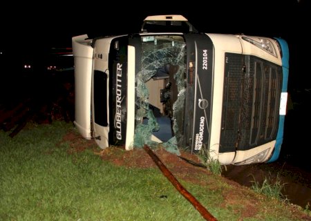 Carreta tomba e interdita rodovia MS-134, entre Nova Andradina e Batayporã