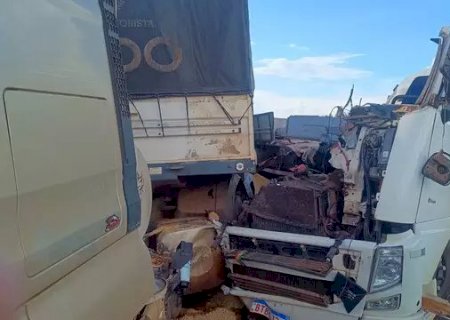 Acidente entre carretas mata motorista em rodovia