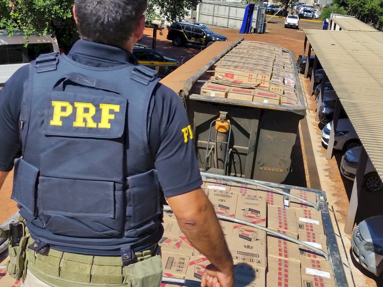 PRF apreende 500 mil maços de cigarros